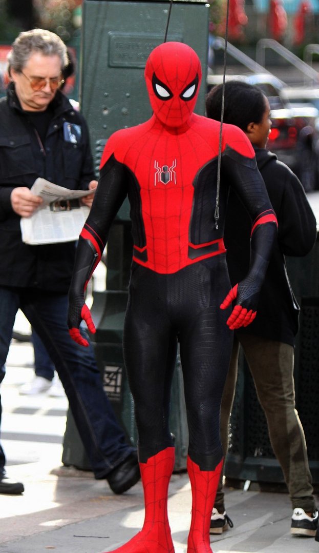Spider-Man : premières photos de Tom Holland et son costume qui le
