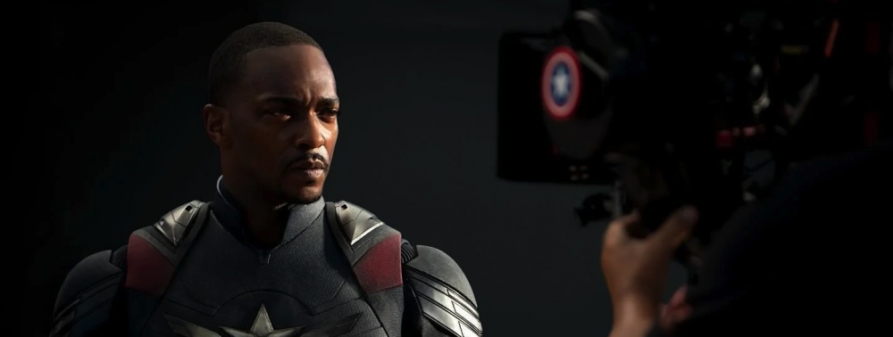 Captain America (Anthony Mackie) se montre dans son nouveau costume pour le 4 juillet