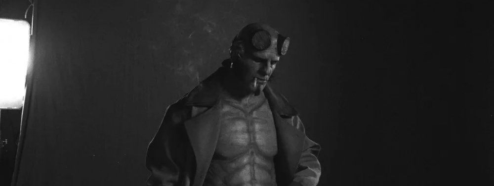 Hellboy prend la pose pour un shooting promotionnel pour The Crooked Man (au lieu de donner une date de sortie)