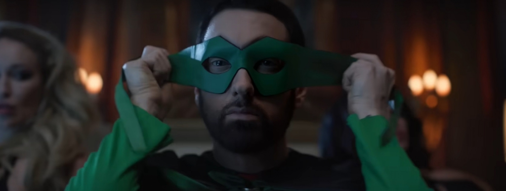 Eminem reprend son costume de Robin dans le clip du morceau Houdini