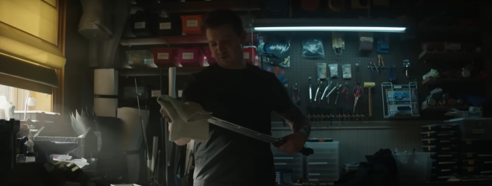 Hawkeye : Clint Barton se lustre le katana dans une scène coupée de la série